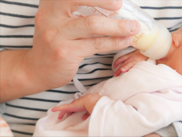赤ちゃんがミルクを飲む所